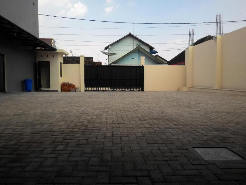 Hotel Dekost Madiun Extérieur photo