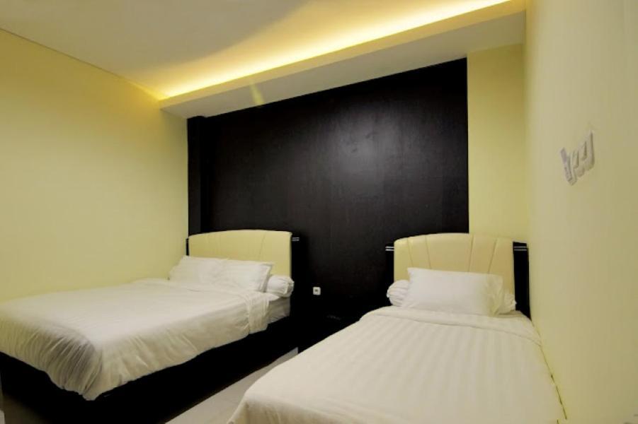 Hotel Dekost Madiun Extérieur photo