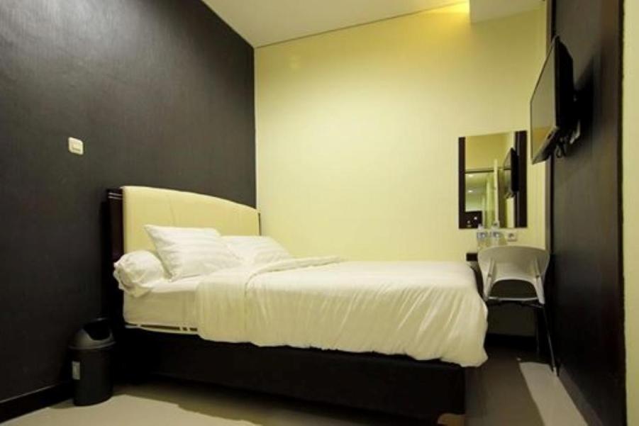 Hotel Dekost Madiun Extérieur photo