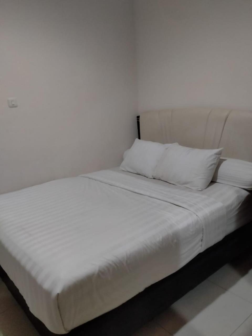 Hotel Dekost Madiun Extérieur photo