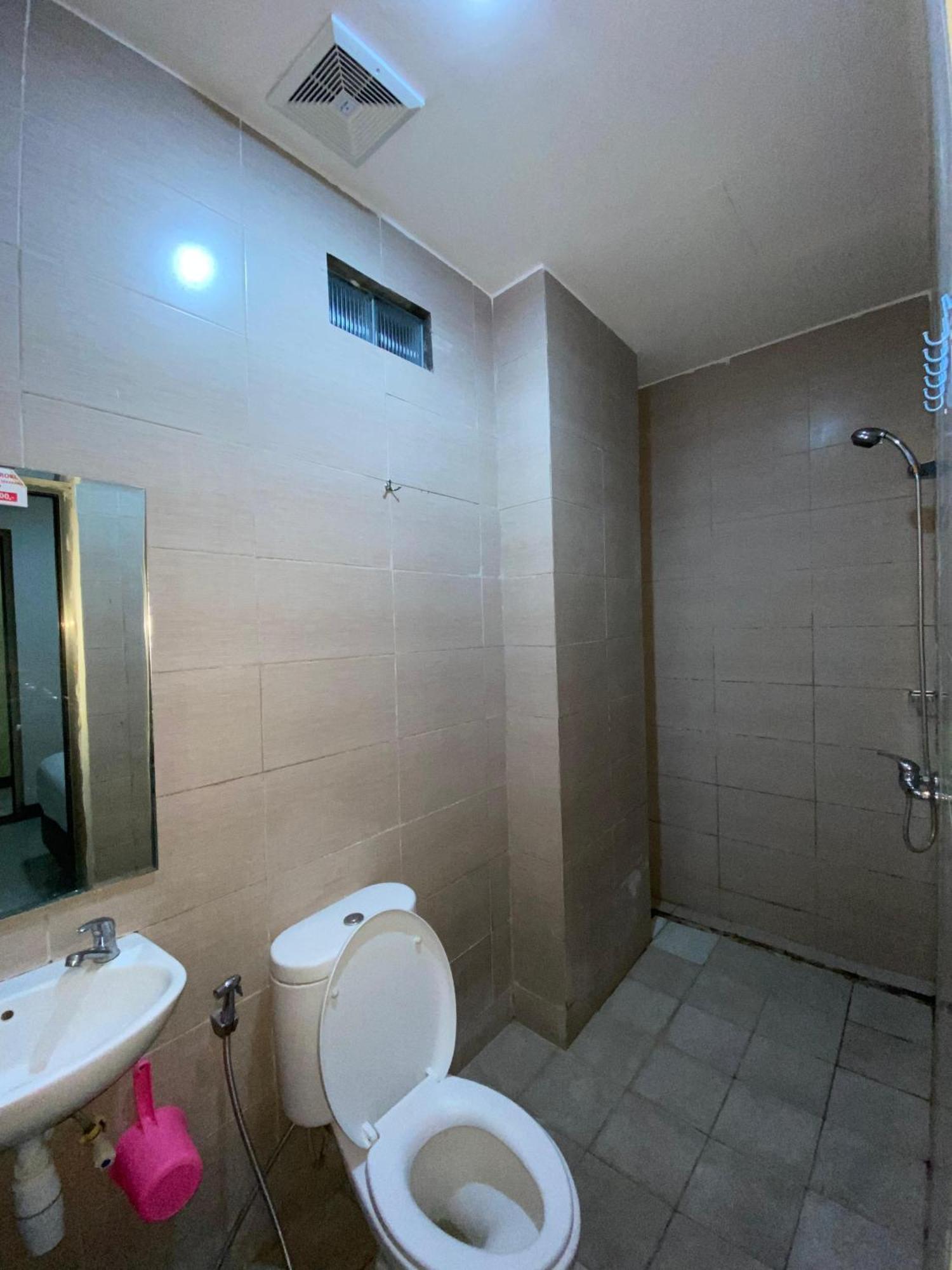 Hotel Dekost Madiun Extérieur photo