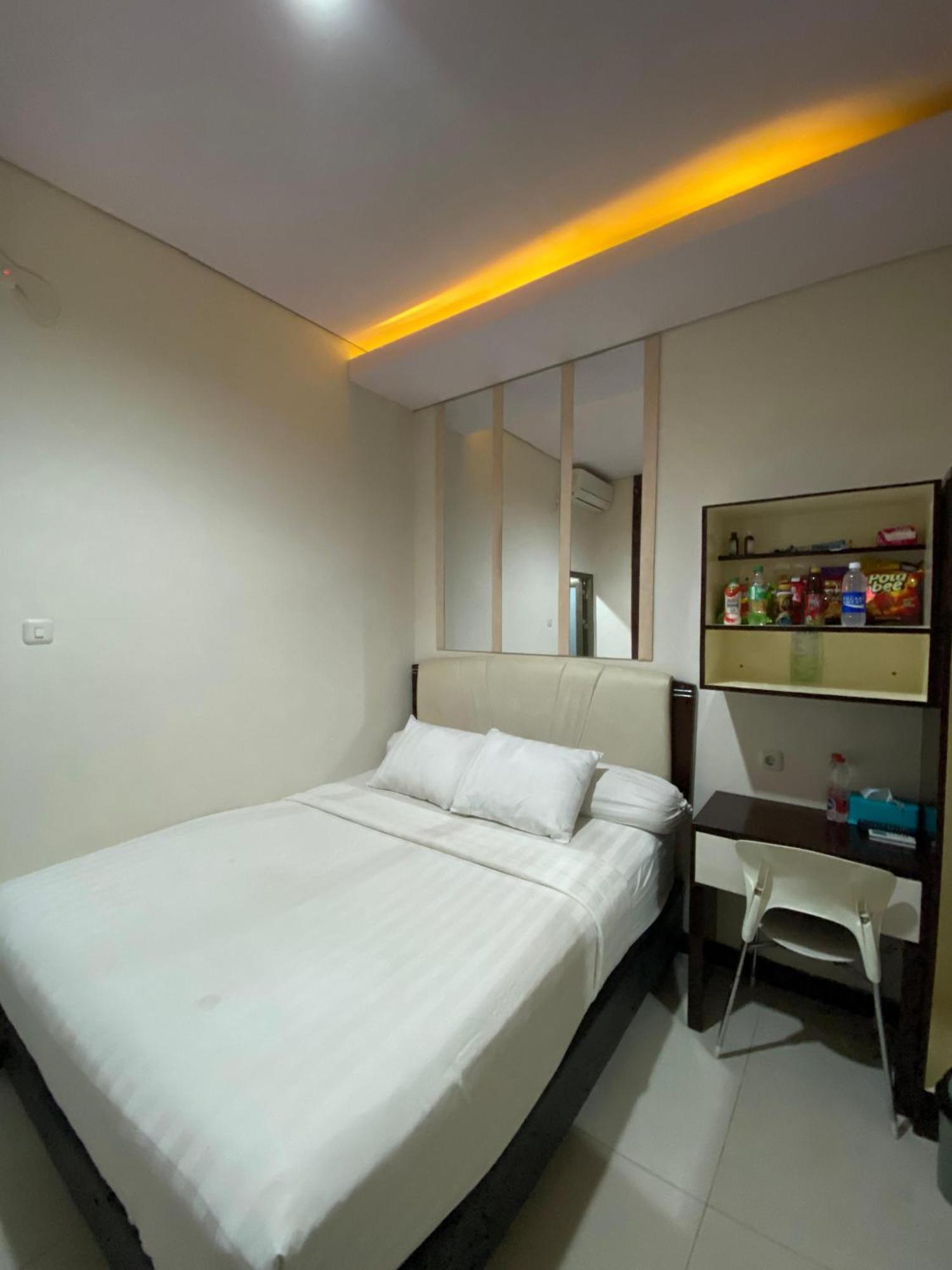 Hotel Dekost Madiun Extérieur photo