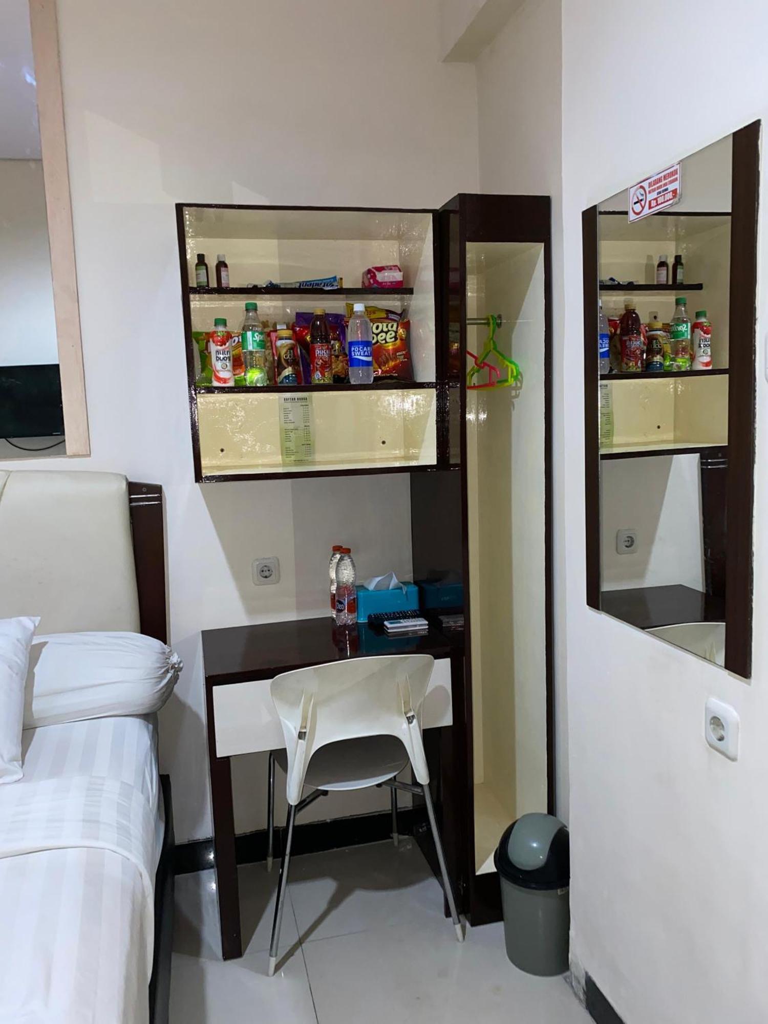 Hotel Dekost Madiun Extérieur photo