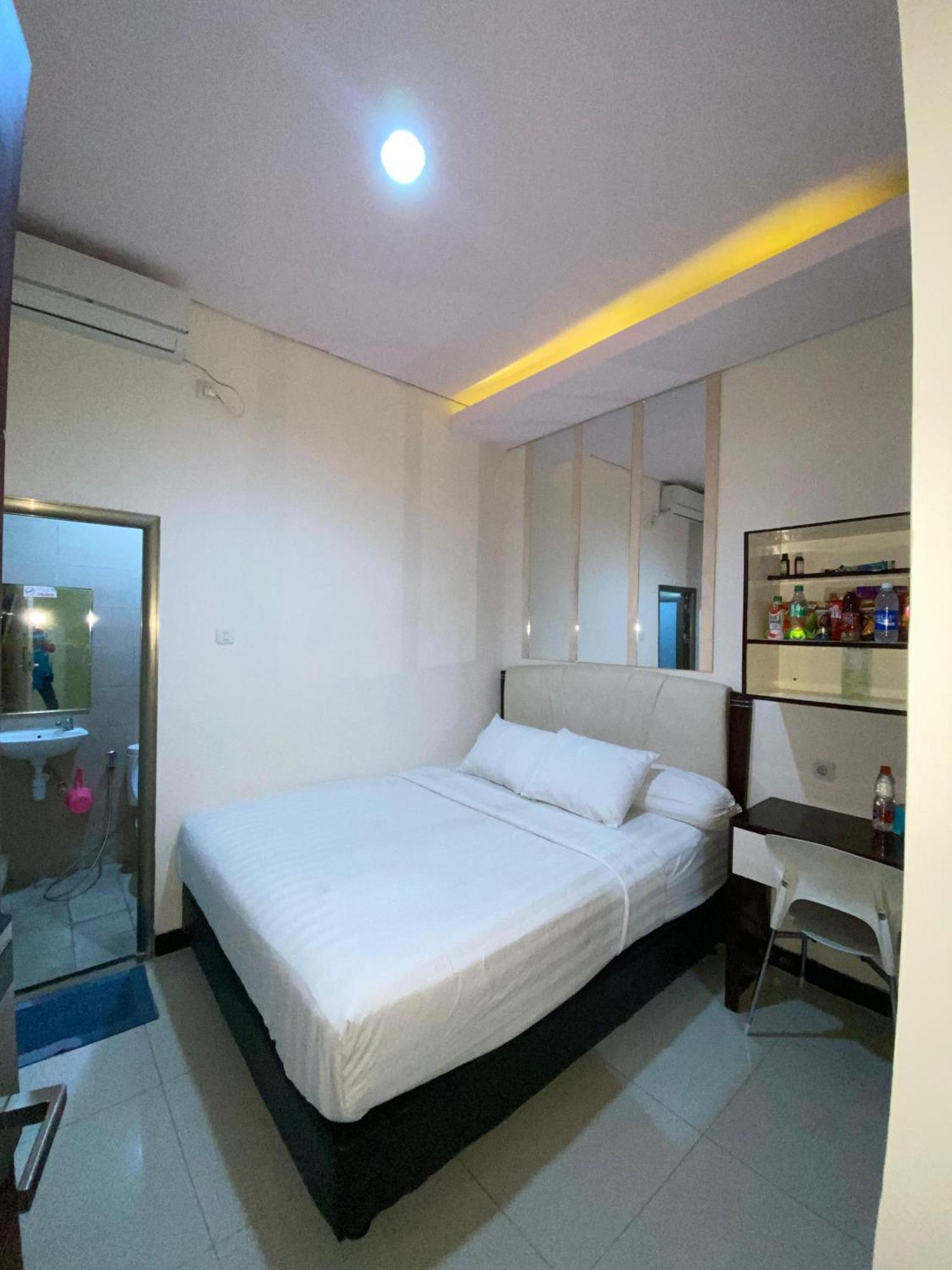 Hotel Dekost Madiun Extérieur photo